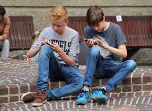 jugendliche-mit-smartphones